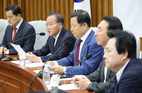 5일 국회 본청에서 열린 국민의힘 원내대책회의에서 윤재옥 원내대표가 발언을 하고 있다.<연합뉴스>